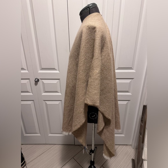 Neutral poncho wrap with fringed edges - Picture 2 of 7